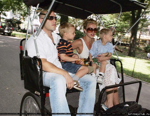 Бритни гуляет с детьми в Центральном парке Нью-Йорка44.jpg(Бритни Спирс, Britney Spears)