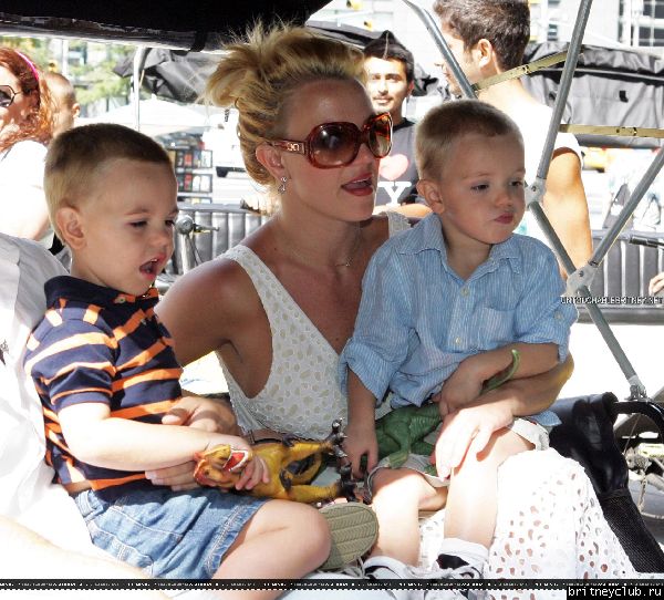 Бритни гуляет с детьми в Центральном парке Нью-Йорка47.jpg(Бритни Спирс, Britney Spears)