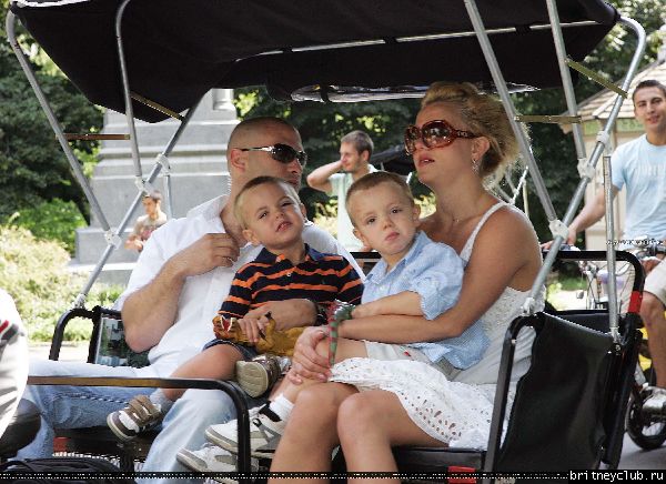 Бритни гуляет с детьми в Центральном парке Нью-Йорка49.jpg(Бритни Спирс, Britney Spears)