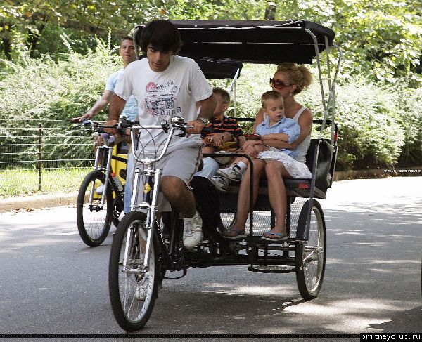 Бритни гуляет с детьми в Центральном парке Нью-Йорка50.jpg(Бритни Спирс, Britney Spears)