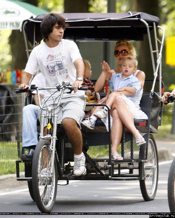 Бритни гуляет с детьми в Центральном парке Нью-Йорка52.jpg(Бритни Спирс, Britney Spears)