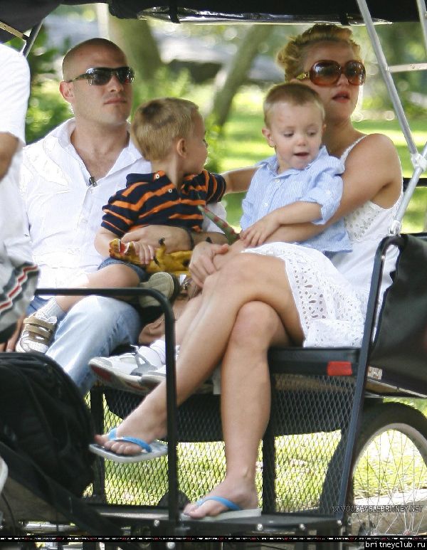 Бритни гуляет с детьми в Центральном парке Нью-Йорка54.jpg(Бритни Спирс, Britney Spears)