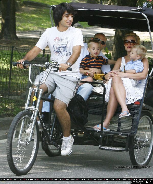 Бритни гуляет с детьми в Центральном парке Нью-Йорка55.jpg(Бритни Спирс, Britney Spears)