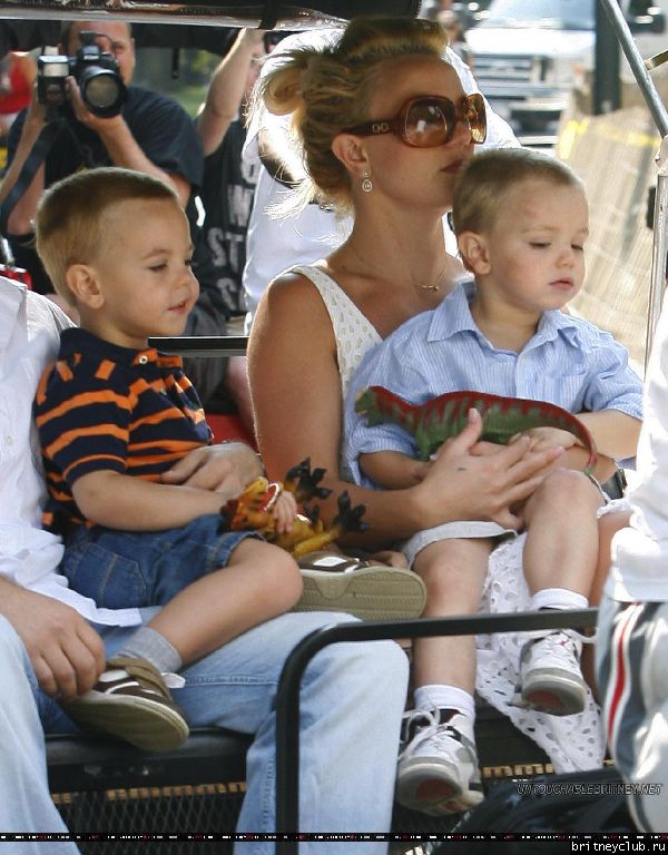 Бритни гуляет с детьми в Центральном парке Нью-Йорка57.jpg(Бритни Спирс, Britney Spears)