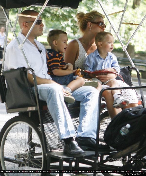 Бритни гуляет с детьми в Центральном парке Нью-Йорка58.jpg(Бритни Спирс, Britney Spears)