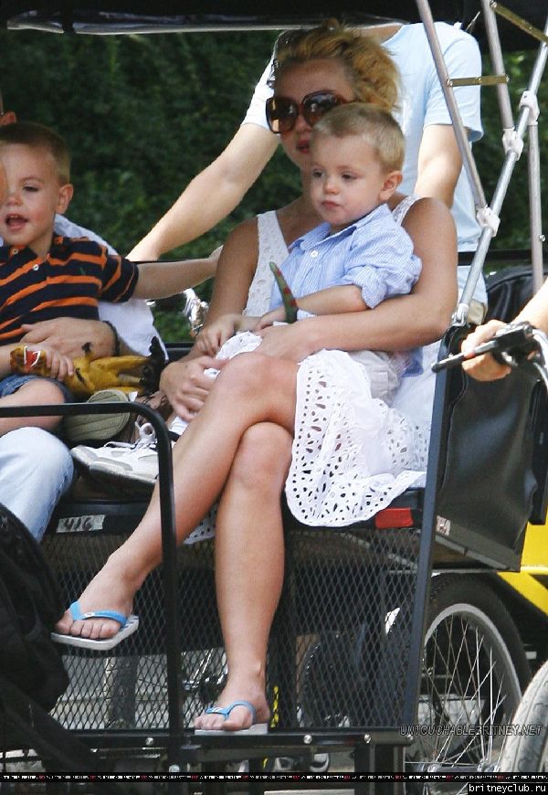 Бритни гуляет с детьми в Центральном парке Нью-Йорка60.jpg(Бритни Спирс, Britney Spears)