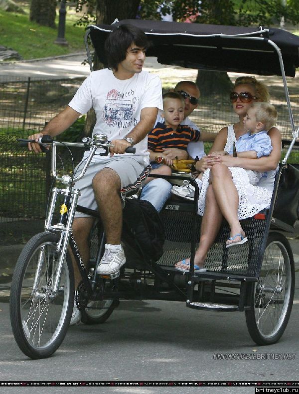 Бритни гуляет с детьми в Центральном парке Нью-Йорка61.jpg(Бритни Спирс, Britney Spears)
