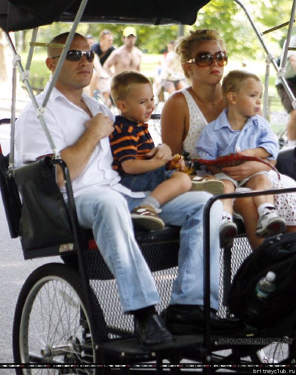 Бритни гуляет с детьми в Центральном парке Нью-Йорка62.jpg(Бритни Спирс, Britney Spears)