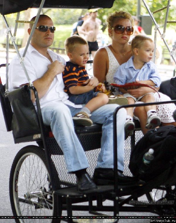 Бритни гуляет с детьми в Центральном парке Нью-Йорка63.jpg(Бритни Спирс, Britney Spears)