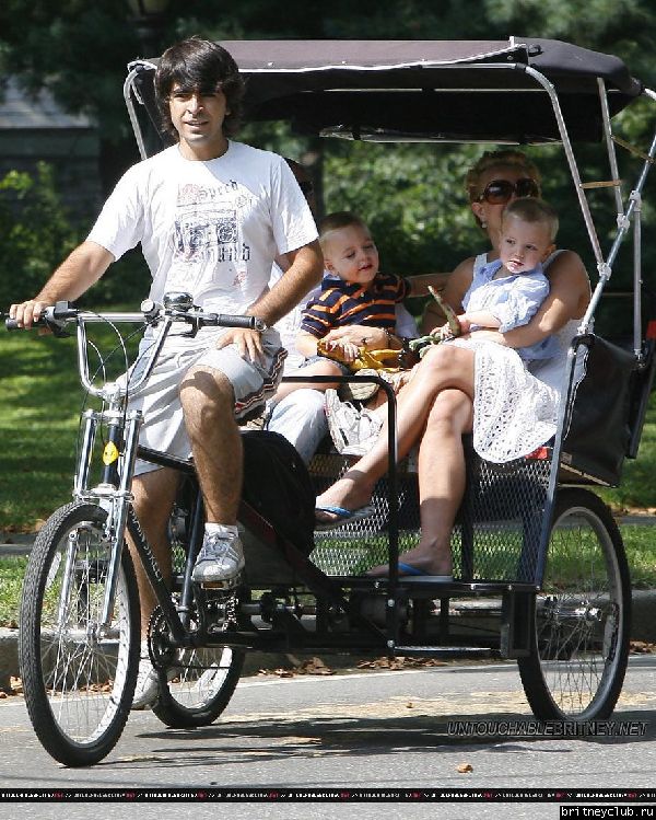 Бритни гуляет с детьми в Центральном парке Нью-Йорка64.jpg(Бритни Спирс, Britney Spears)