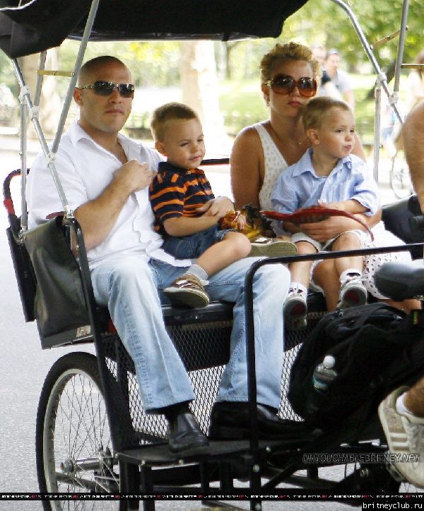 Бритни гуляет с детьми в Центральном парке Нью-Йорка66.jpg(Бритни Спирс, Britney Spears)