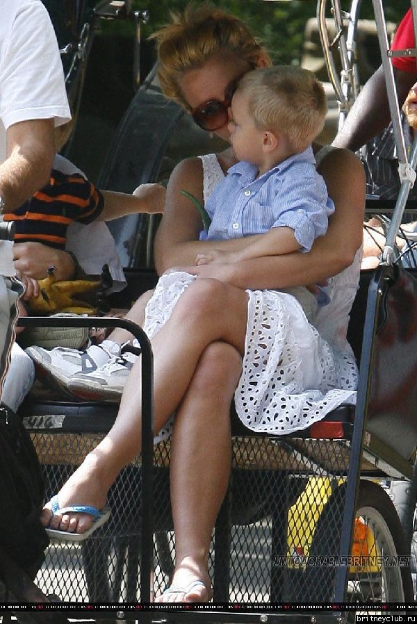 Бритни гуляет с детьми в Центральном парке Нью-Йорка68.jpg(Бритни Спирс, Britney Spears)