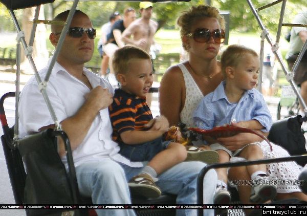 Бритни гуляет с детьми в Центральном парке Нью-Йорка72.jpg(Бритни Спирс, Britney Spears)