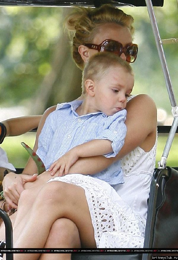 Бритни гуляет с детьми в Центральном парке Нью-Йорка73.jpg(Бритни Спирс, Britney Spears)