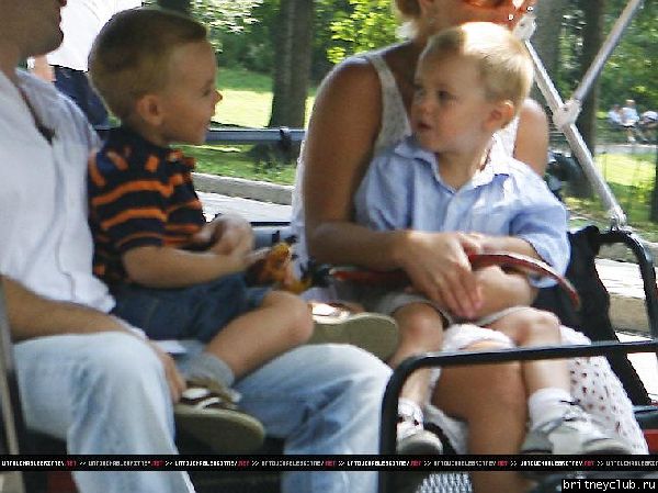 Бритни гуляет с детьми в Центральном парке Нью-Йорка74.jpg(Бритни Спирс, Britney Spears)