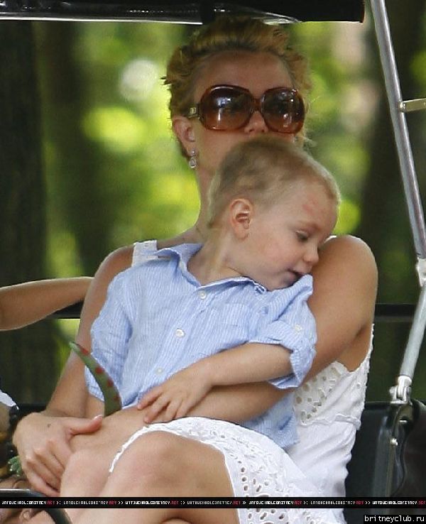 Бритни гуляет с детьми в Центральном парке Нью-Йорка75.jpg(Бритни Спирс, Britney Spears)