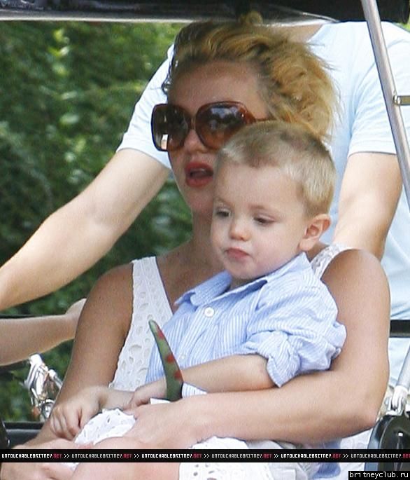 Бритни гуляет с детьми в Центральном парке Нью-Йорка76.jpg(Бритни Спирс, Britney Spears)