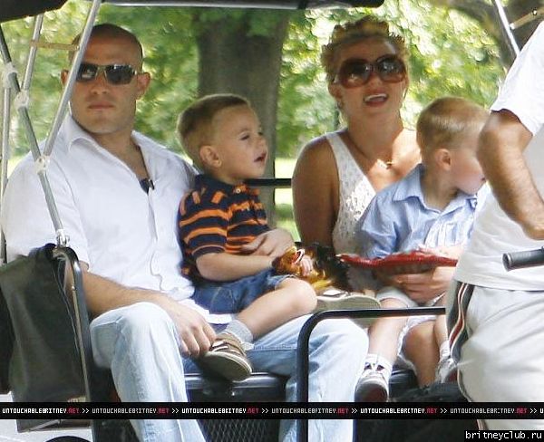 Бритни гуляет с детьми в Центральном парке Нью-Йорка77.jpg(Бритни Спирс, Britney Spears)