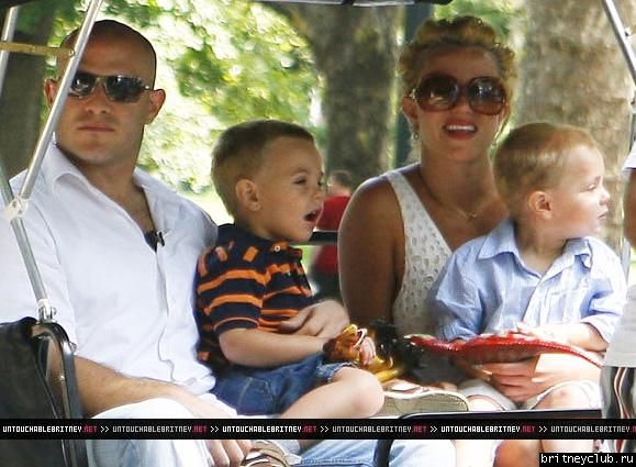 Бритни гуляет с детьми в Центральном парке Нью-Йорка78.jpg(Бритни Спирс, Britney Spears)