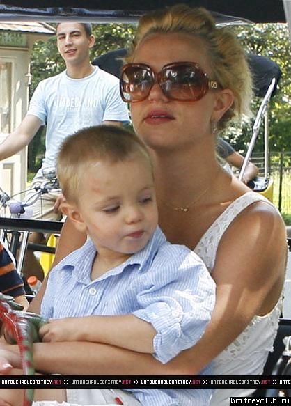 Бритни гуляет с детьми в Центральном парке Нью-Йорка79.jpg(Бритни Спирс, Britney Spears)