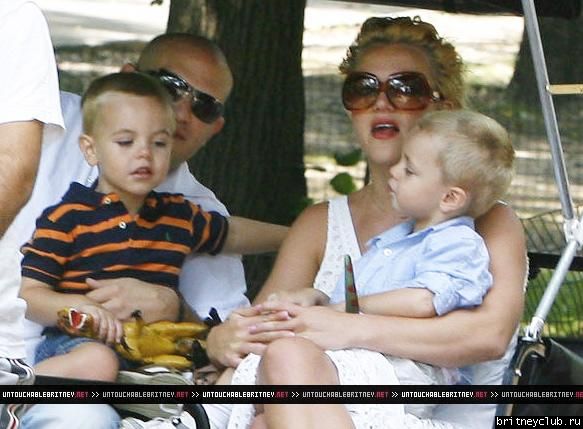 Бритни гуляет с детьми в Центральном парке Нью-Йорка80.jpg(Бритни Спирс, Britney Spears)