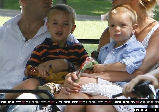 Бритни гуляет с детьми в Центральном парке Нью-Йорка81.jpg(Бритни Спирс, Britney Spears)