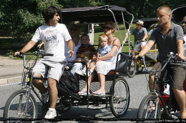 Бритни гуляет с детьми в Центральном парке Нью-Йорка83.jpg(Бритни Спирс, Britney Spears)