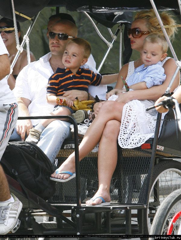 Бритни гуляет с детьми в Центральном парке Нью-Йорка84.jpg(Бритни Спирс, Britney Spears)