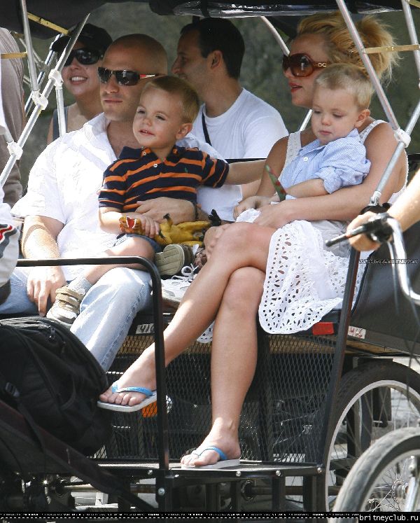 Бритни гуляет с детьми в Центральном парке Нью-Йорка85.jpg(Бритни Спирс, Britney Spears)