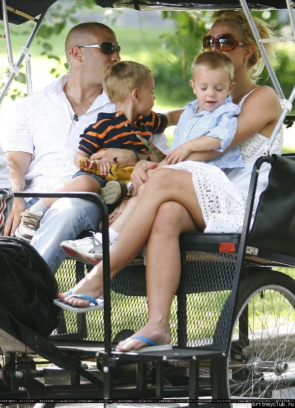 Бритни гуляет с детьми в Центральном парке Нью-Йорка87.jpg(Бритни Спирс, Britney Spears)