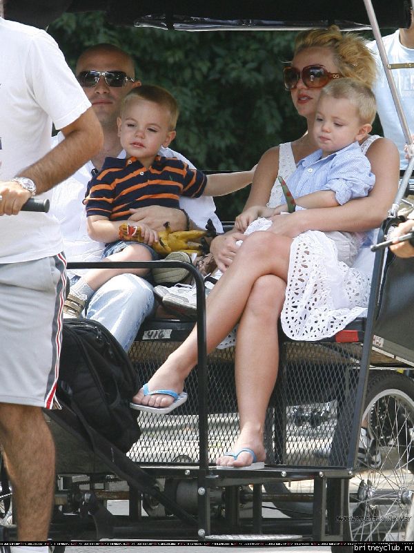 Бритни гуляет с детьми в Центральном парке Нью-Йорка88.jpg(Бритни Спирс, Britney Spears)