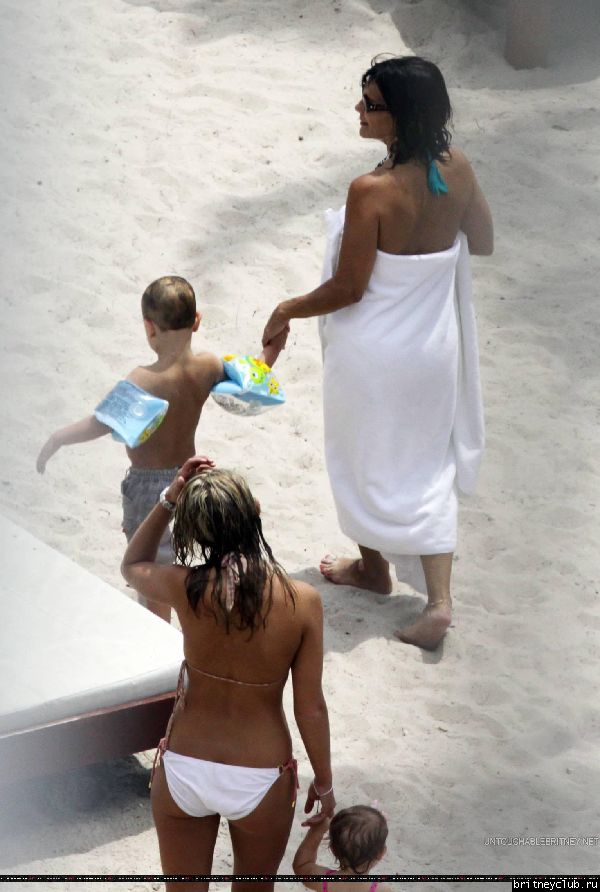 Бритни с семьей в Майями016.jpg(Бритни Спирс, Britney Spears)