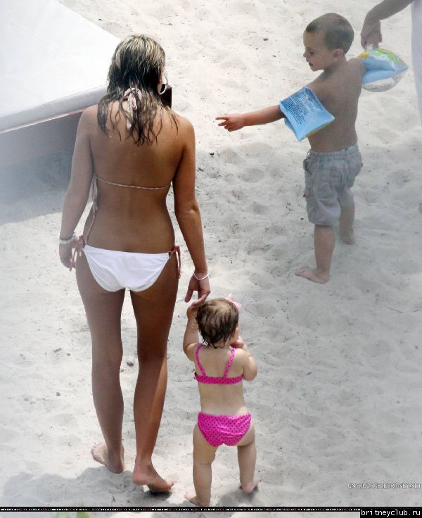 Бритни с семьей в Майями019.jpg(Бритни Спирс, Britney Spears)