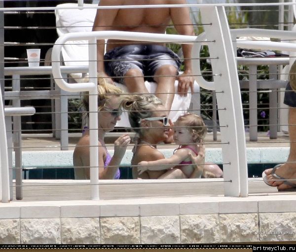 Бритни с семьей в Майями022.jpg(Бритни Спирс, Britney Spears)