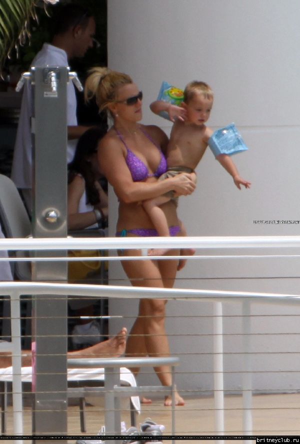Бритни с семьей в Майями055.jpg(Бритни Спирс, Britney Spears)