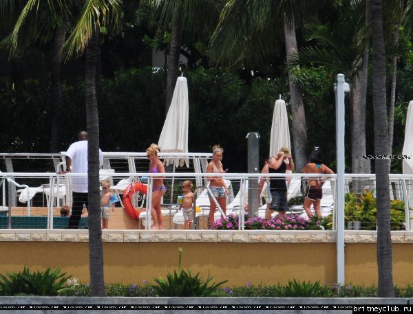 Бритни с семьей в Майями104.jpg(Бритни Спирс, Britney Spears)
