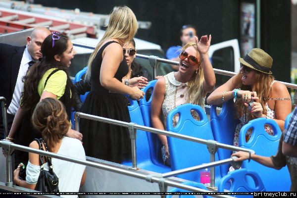 Бритни катается на двухэтажном автобусе по  Нью-Йорку04.jpg(Бритни Спирс, Britney Spears)