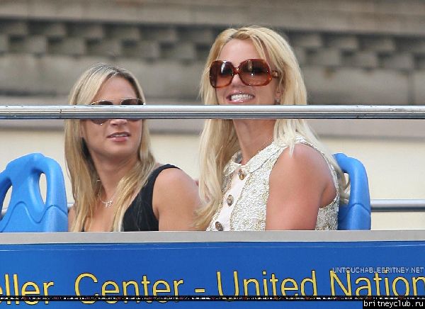 Бритни катается на двухэтажном автобусе по  Нью-Йорку17.jpg(Бритни Спирс, Britney Spears)