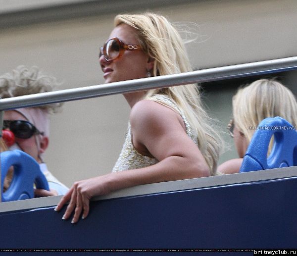 Бритни катается на двухэтажном автобусе по  Нью-Йорку20.jpg(Бритни Спирс, Britney Spears)