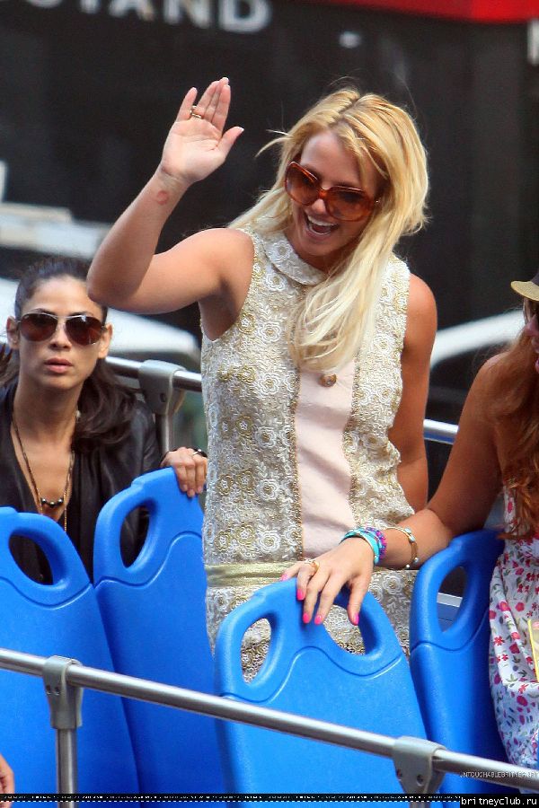 Бритни катается на двухэтажном автобусе по  Нью-Йорку22.jpg(Бритни Спирс, Britney Spears)