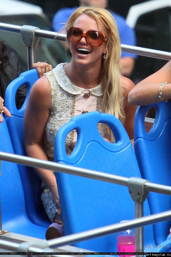 Бритни катается на двухэтажном автобусе по  Нью-Йорку26.jpg(Бритни Спирс, Britney Spears)