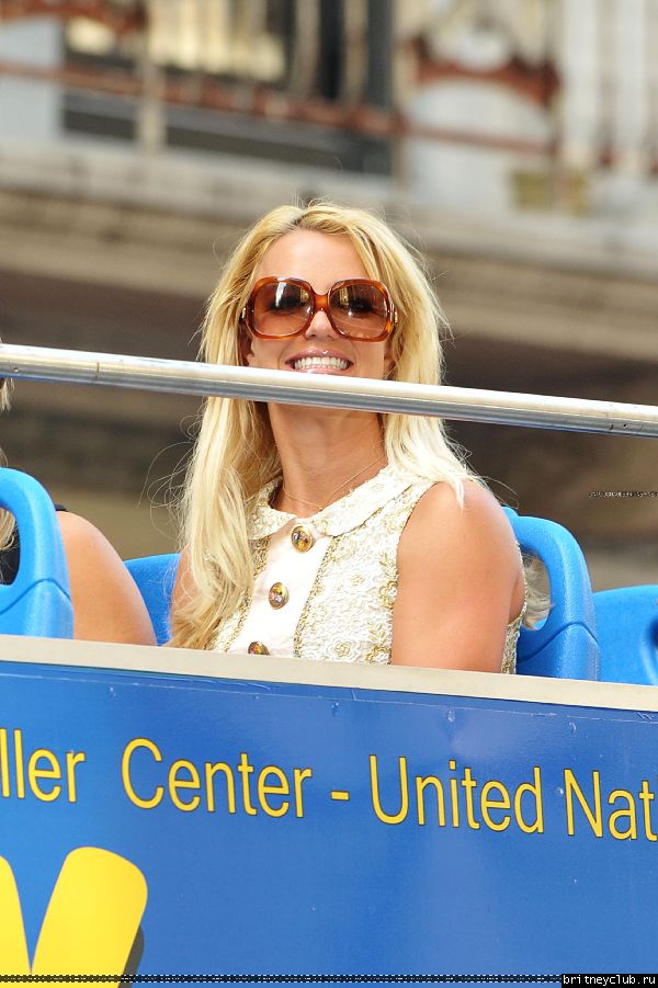 Бритни катается на двухэтажном автобусе по  Нью-Йорку48.jpg(Бритни Спирс, Britney Spears)
