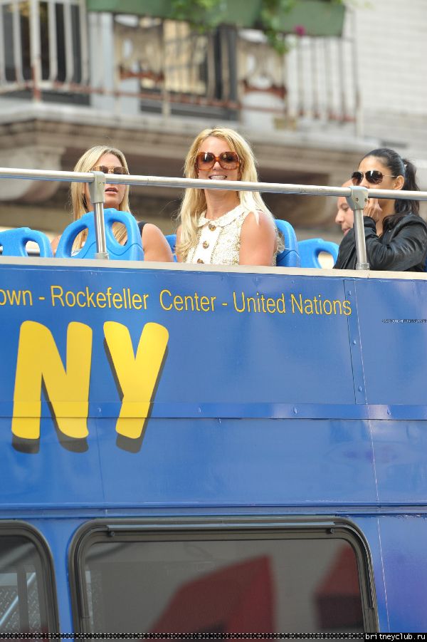 Бритни катается на двухэтажном автобусе по  Нью-Йорку49.jpg(Бритни Спирс, Britney Spears)