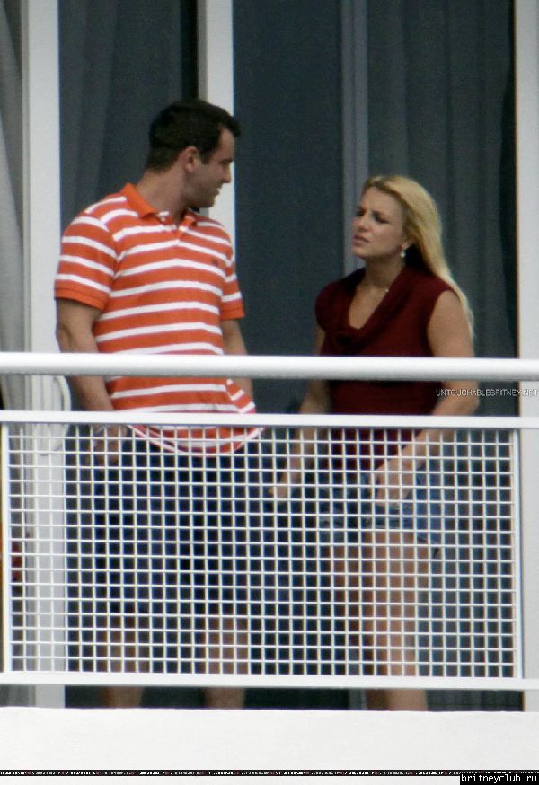 Бритни на балконе гостиничного номера в Майями02.jpg(Бритни Спирс, Britney Spears)