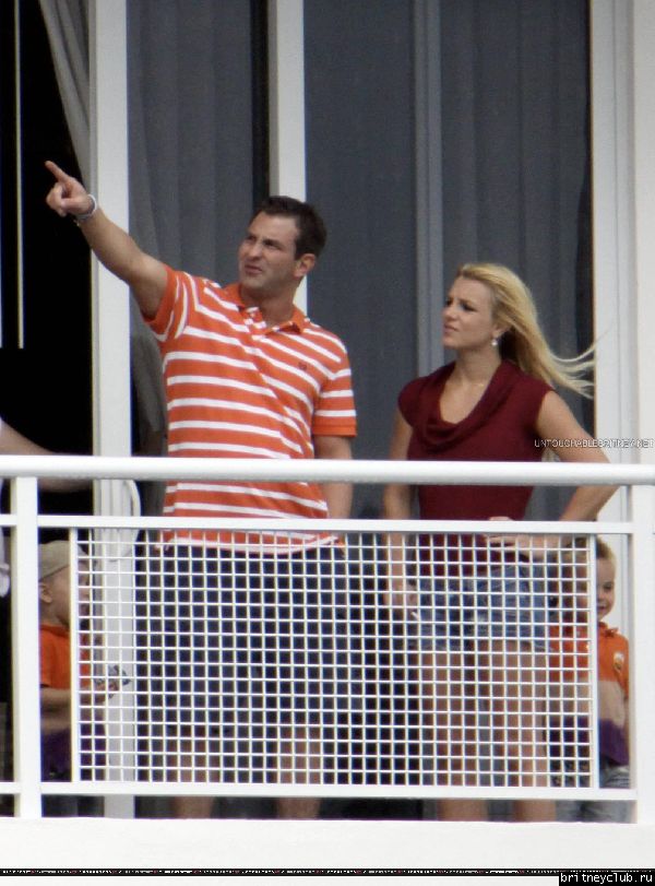 Бритни на балконе гостиничного номера в Майями04.jpg(Бритни Спирс, Britney Spears)