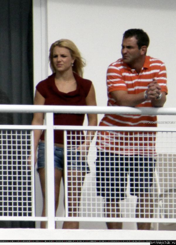 Бритни на балконе гостиничного номера в Майями06.jpg(Бритни Спирс, Britney Spears)