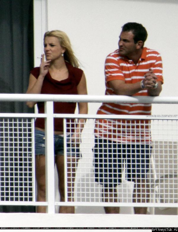 Бритни на балконе гостиничного номера в Майями08.jpg(Бритни Спирс, Britney Spears)