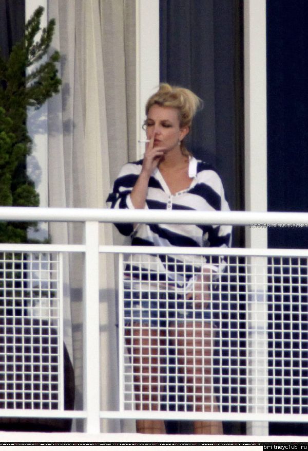 Бритни на балконе гостиничного номера в Майями25.jpg(Бритни Спирс, Britney Spears)