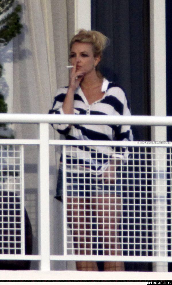 Бритни на балконе гостиничного номера в Майями26.jpg(Бритни Спирс, Britney Spears)