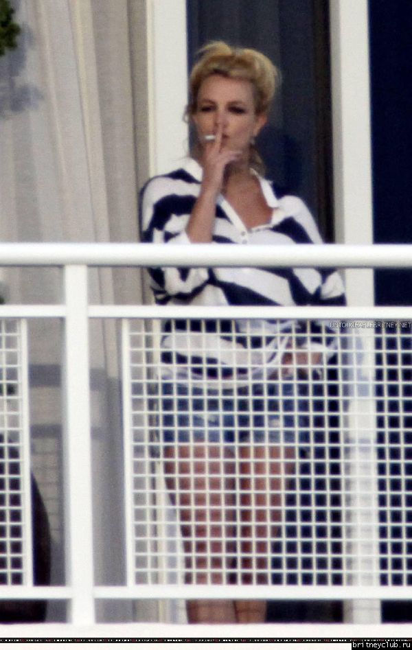 Бритни на балконе гостиничного номера в Майями27.jpg(Бритни Спирс, Britney Spears)